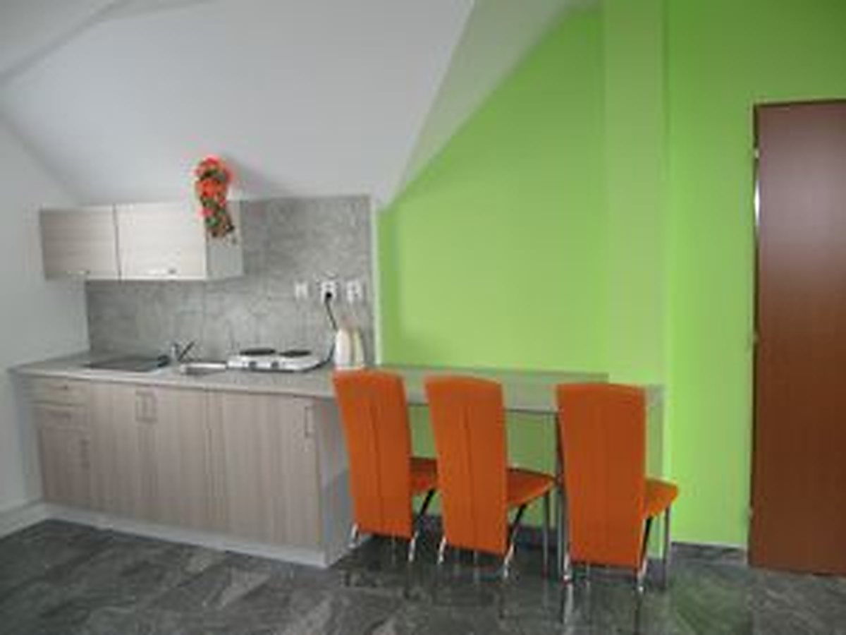 Kuchyňská linka a jídelní stůl v apartmánu