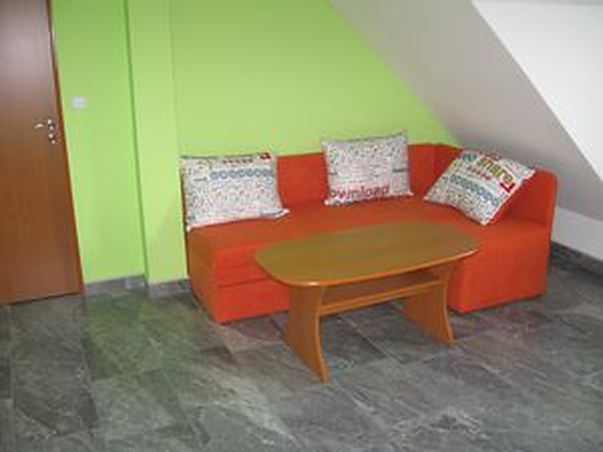 Sedací souprava se stolkem ve společné místnosti apartmánu