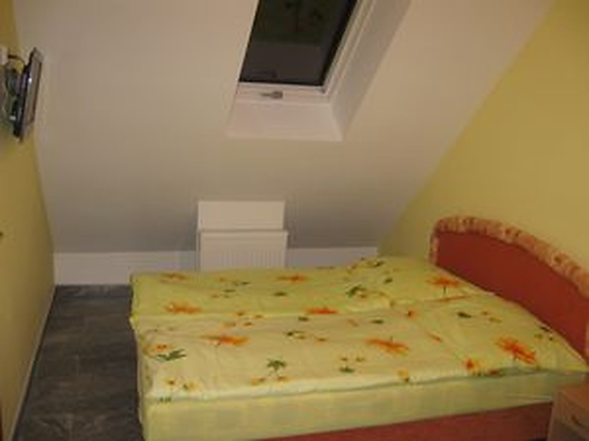 Pokoj s dvoulůžkem u okna