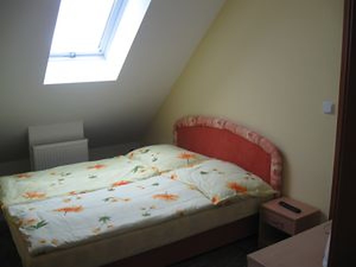 Podkrovní pokoj s dvoulůžkem a střešními okny