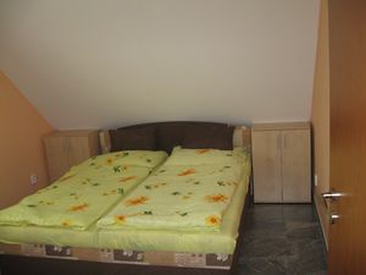 Pokoj s dvoulůžkem a skříní