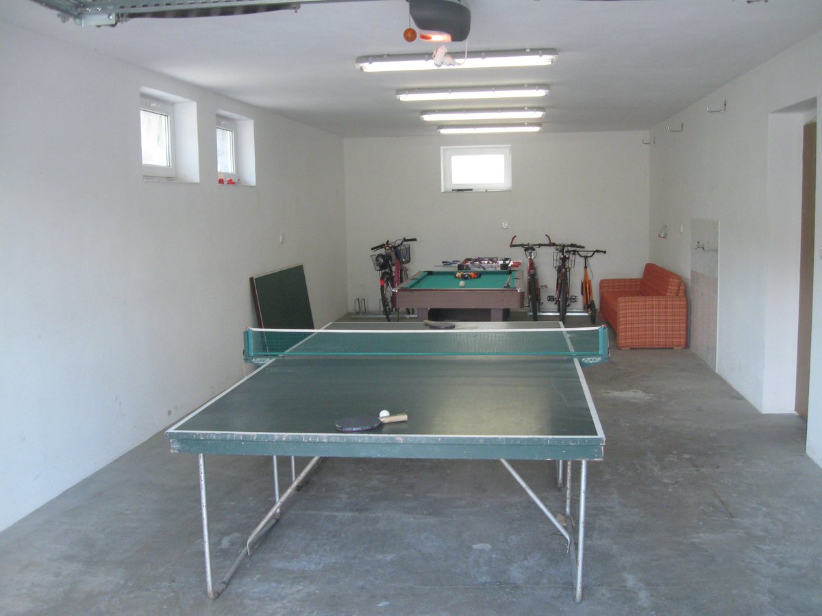 Stůl na stolní tenis ve společné místnosti
